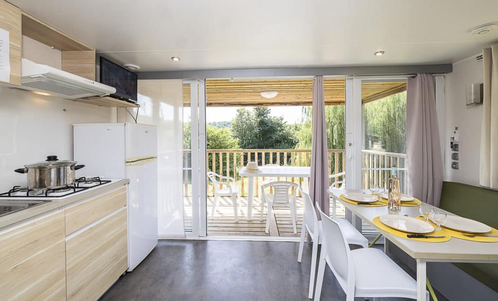 Cuisine moderne avec balcon vue sur jardin