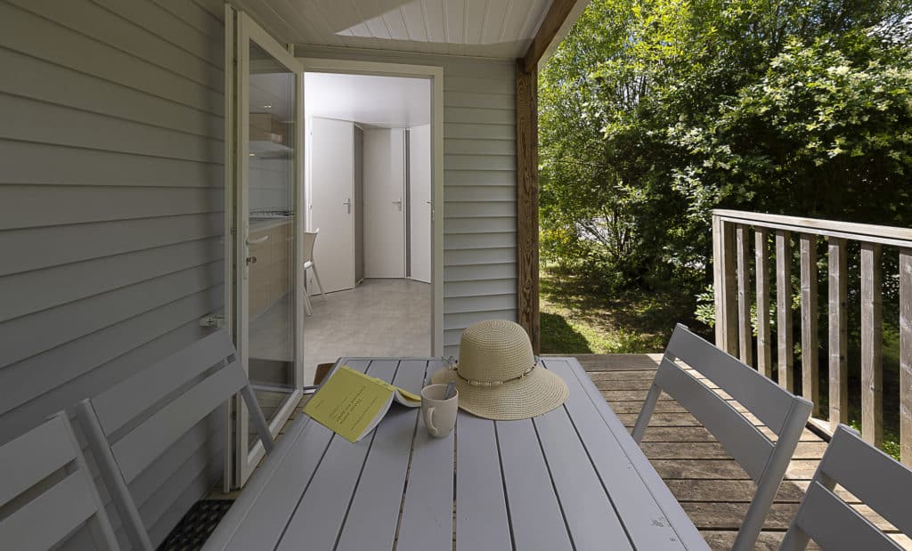 Terrasse en bois avec chaise et table.