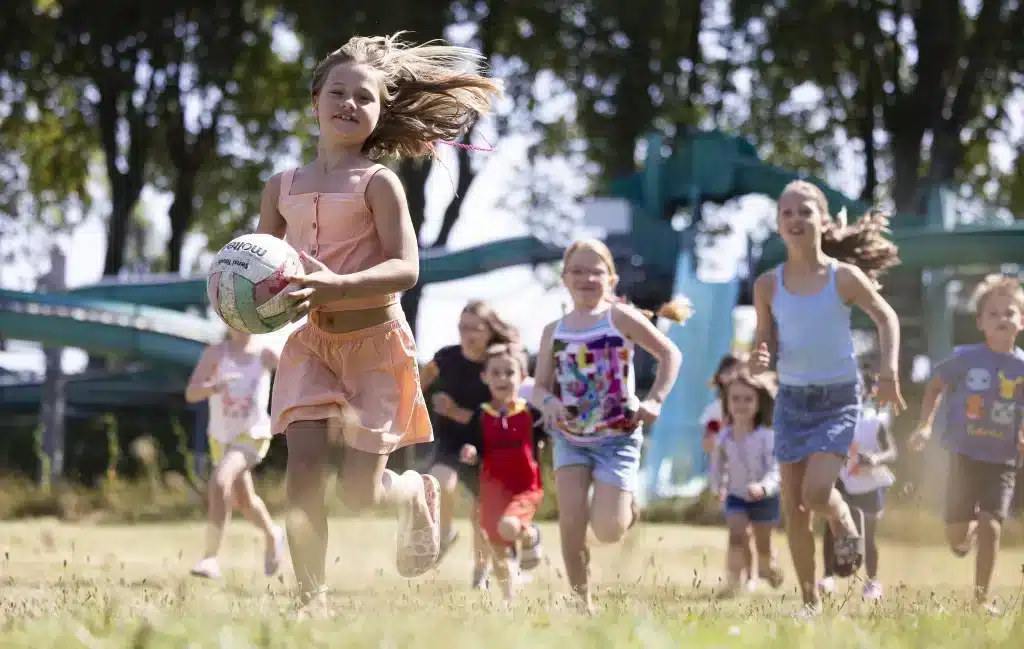 Enfants courant et jouant au parc du camping