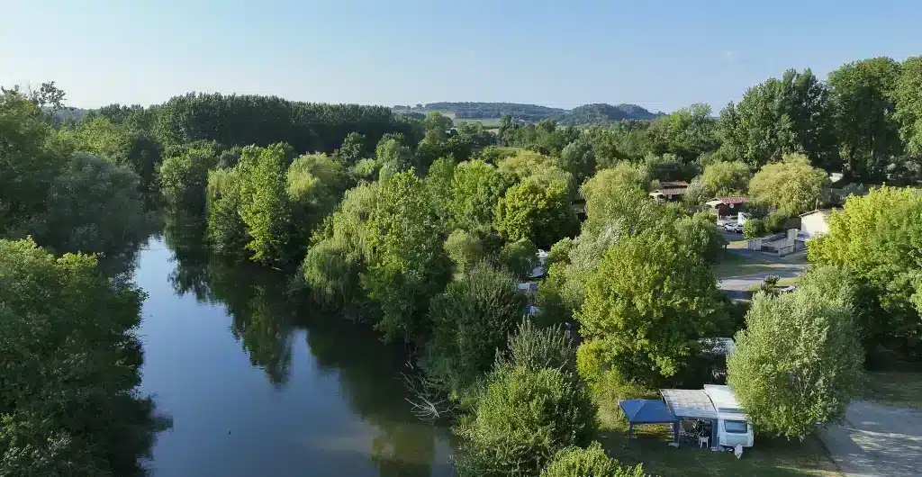 Vue aérienne d'une rivière entourée de verdure luxuriante.