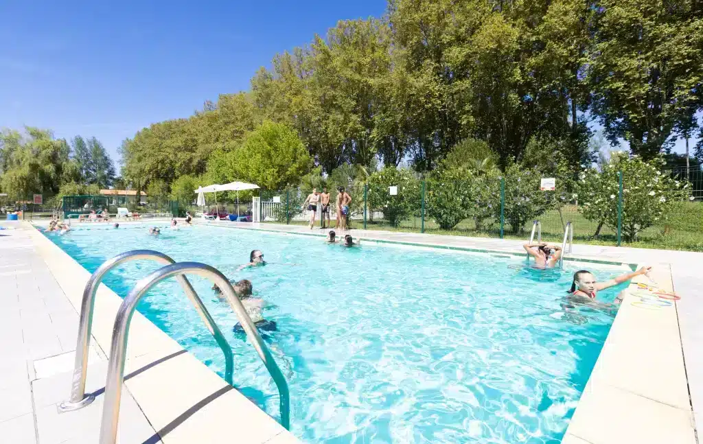 Piscine extérieure avec nageurs en été.
