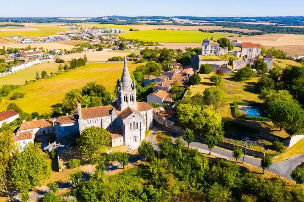 Vue aérienne d'un village français pittoresque.