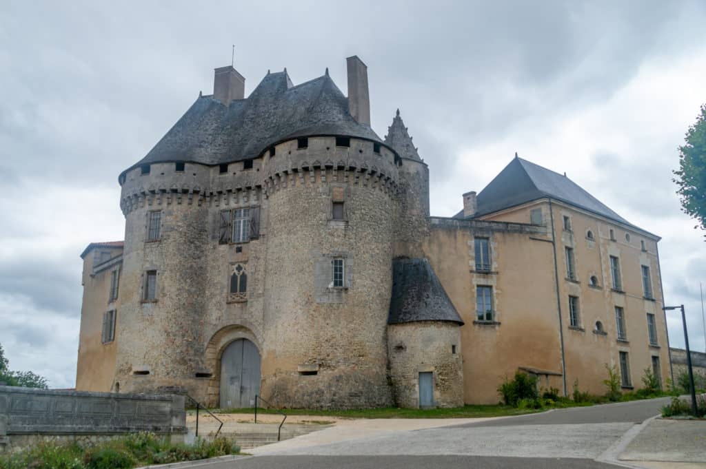 Château médiéval ancien sous un ciel nuageux.