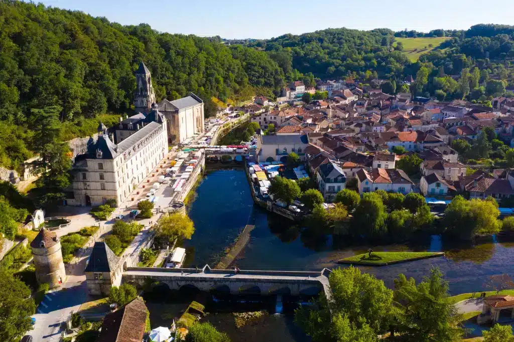 Vue aérienne de Brantôme, village pittoresque en France.