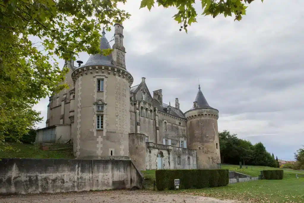 Château médiéval en pierre avec tours et donjons.