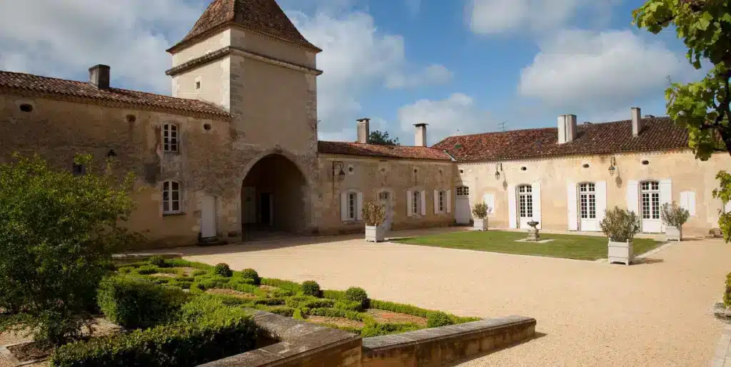 Château en pierre avec cour et jardin.