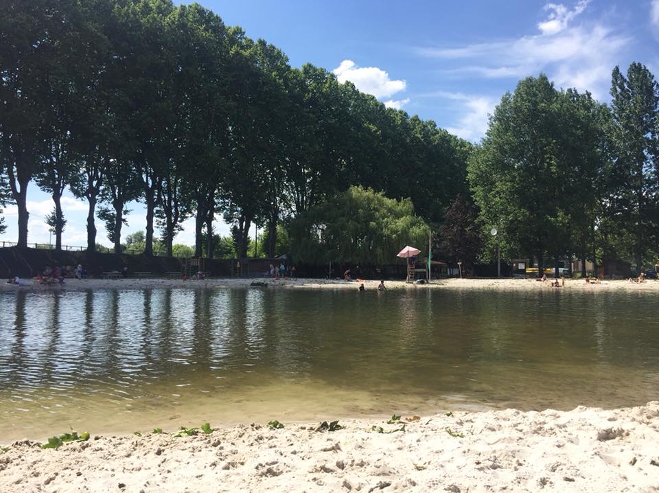 Plage aménagée au bord de la rivière Dronne, pour une baignade naturelle au Camping La Dordogne Verte
