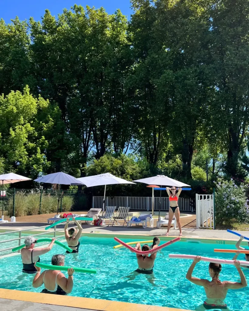 Séance d'aquagym dans l'espace aquatique du Camping La Dordogne Verte, Périgord Vert