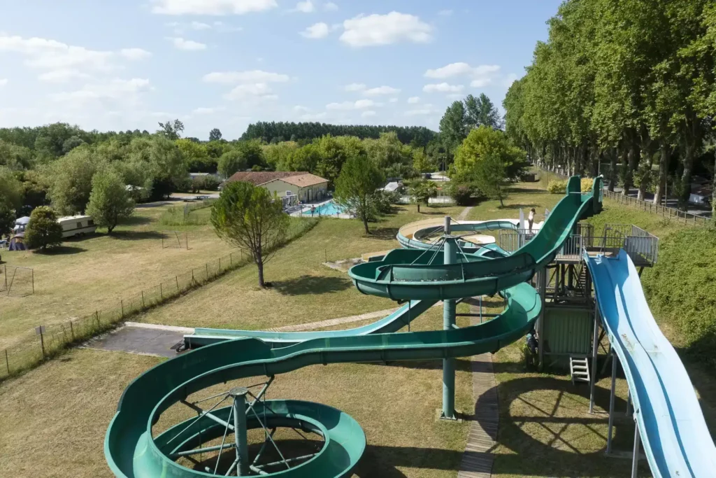 Toboggans aquatiques du Camping La Dordogne Verte, idéalement situés près des emplacements pour des heures de fun