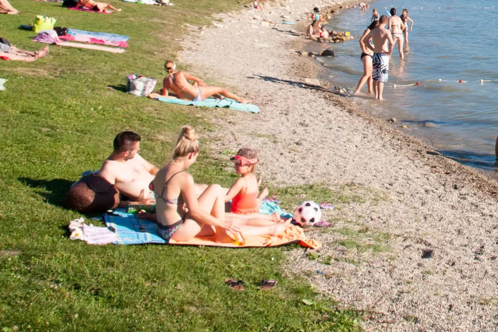 Plage aménagée au bord de la Dronne à Saint-Aulaye en Dordogne