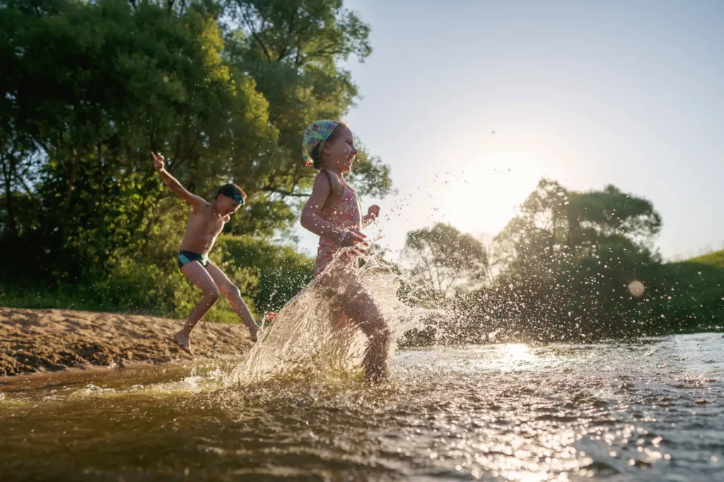 Enfants courant et jouant au bord de la Dronne à Saint-Aulaye